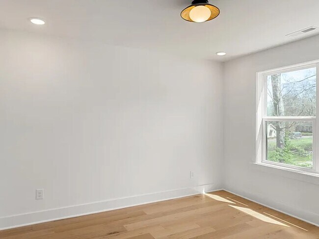 Building Photo - 913 Stockell St