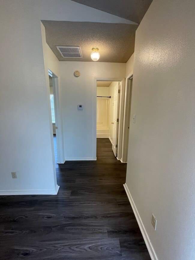 Building Photo - Gorgeous 3 Bed / 2 Bath Home in Van Buren