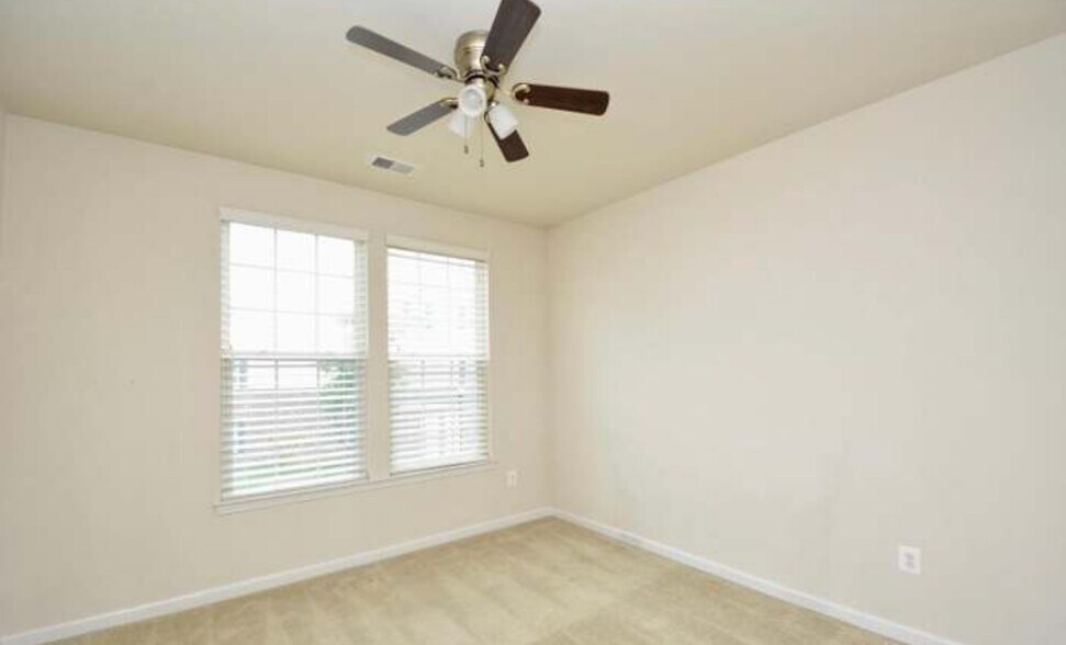 Building Photo - 904 Hall Station Dr