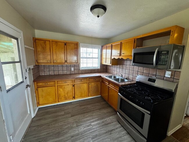 Building Photo - 2 Bed 1 Bath Ready To Rent ASAP!