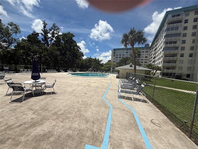 Building Photo - 4200 Hillcrest Dr