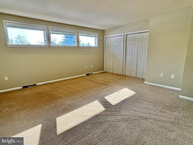 Building Photo - 498 Dean Dr