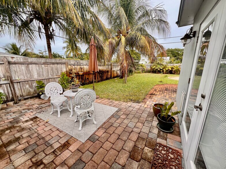 Building Photo - 723 W Palm St