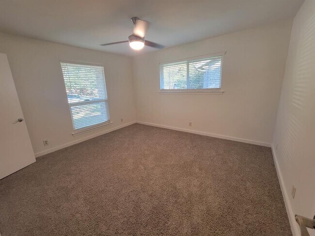 Building Photo - 10403 Pinehurst Dr