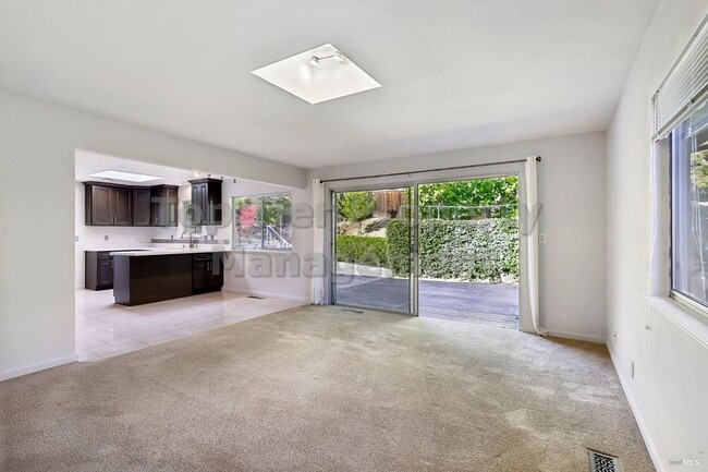Building Photo - Beautiful 3 bedroom, 2 bath, 2,039 sqft hi...