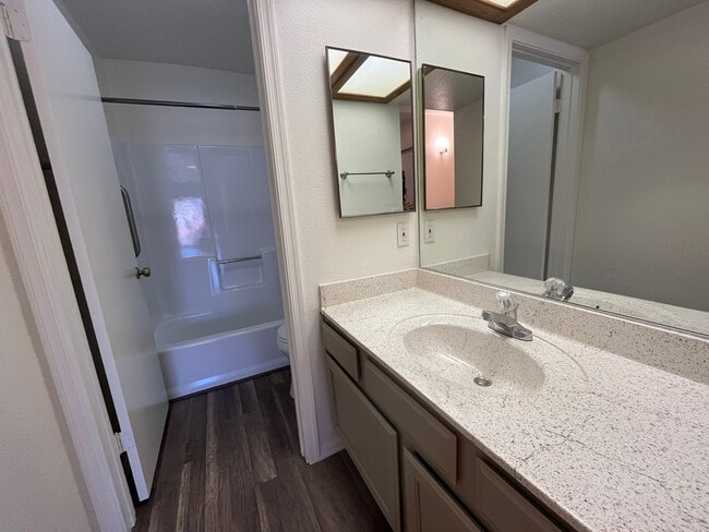 Building Photo - CONDOMINUM - OAK CREEK ESTADOS-VILLAGE OF OAK CREEK