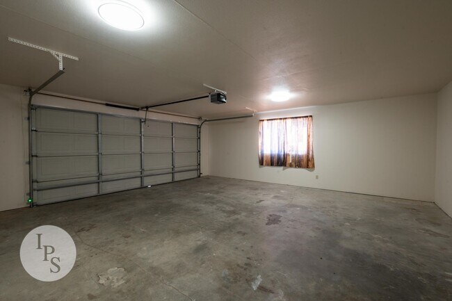 Building Photo - Fresno Westside Farm Home, 2BR/2BA, Built 1992 – Modern Updates!