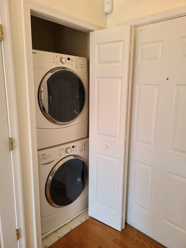 Building Photo - 4550 Strutfield Ln