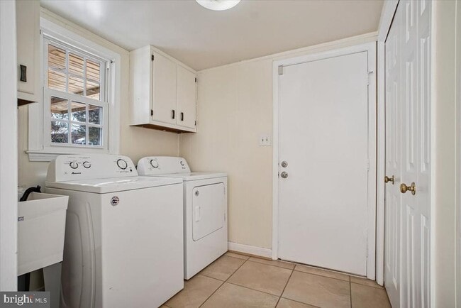 Building Photo - 1221 Forestville Dr