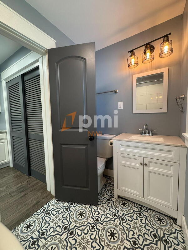 Building Photo - 132-36 S Elgin St