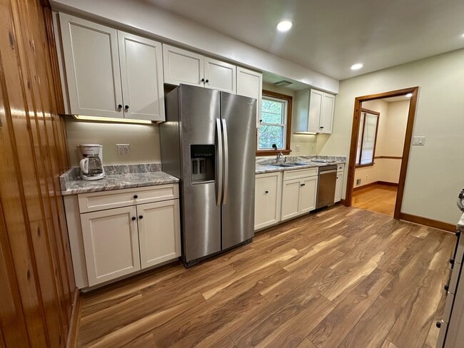 Building Photo - Spacious brick house in Lynchburg!