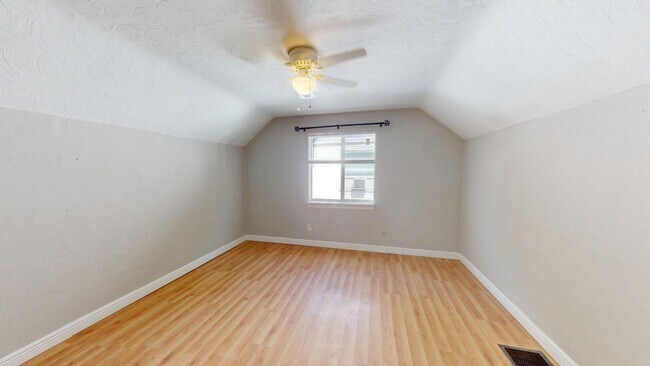 Building Photo - 388 S Powell Ave