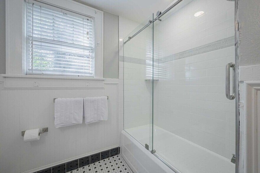 Building Photo - 840 Bobbin Mill Rd