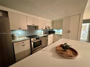 Building Photo - 14293 Kendale Lakes Cir