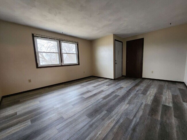 Building Photo - UPPER: 1 Bedroom Apartment in a quiet building.