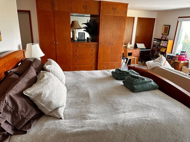 Building Photo - Hatton Fields Retreat with Guest Suite and...