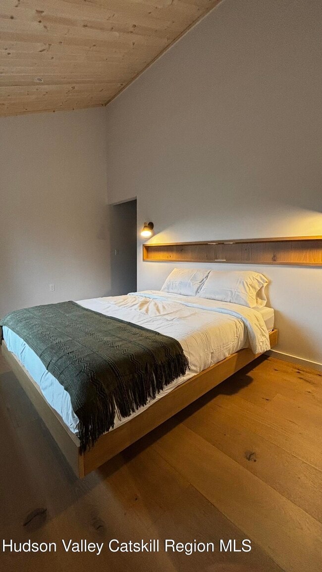 Building Photo - 13 Regal Rd