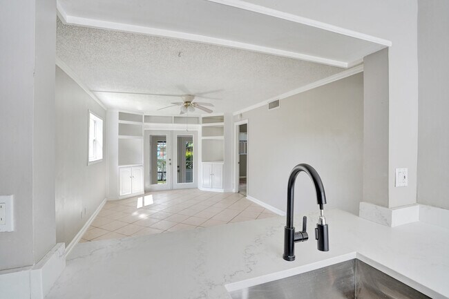 Building Photo - 10585 Royal Palm Blvd