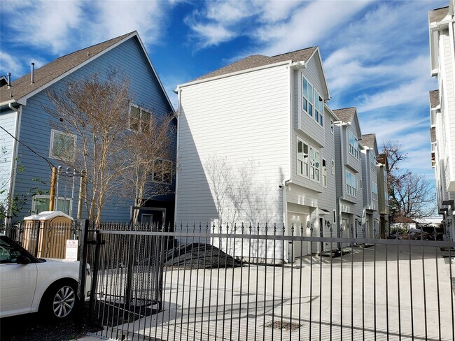 Building Photo - 720 Link Rd