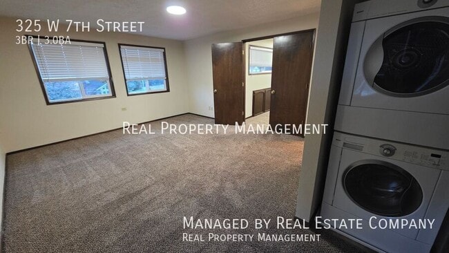 Building Photo - 325 W 7th St