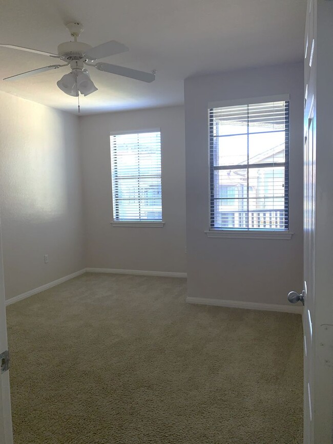 Building Photo - 2x2 Spacious, updated 5th floor unit with ...