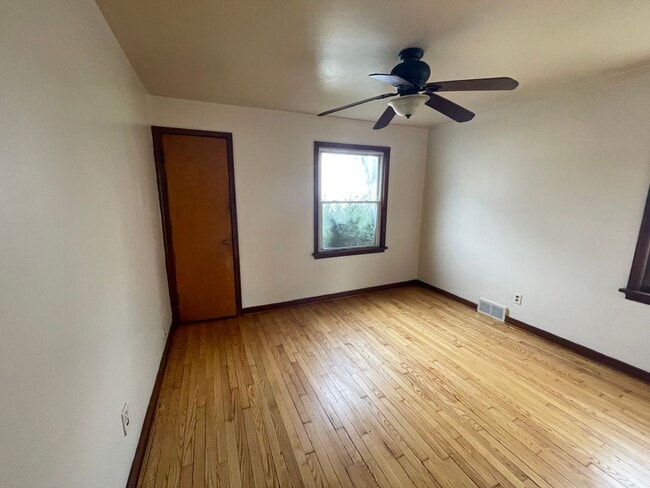 Building Photo - 2827 W Bobolink Ave