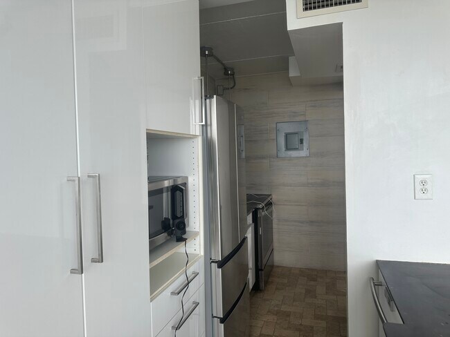 Building Photo - 4334 Ocean Dr