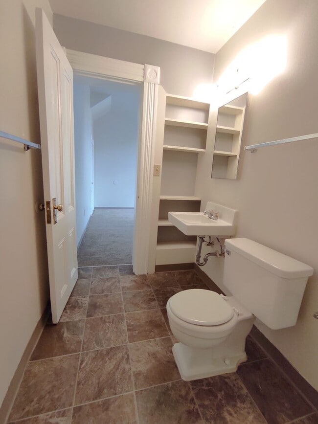 Building Photo - Charming Studio in Prime Goose Hollow Location