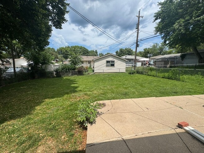 Building Photo - 3 +1 Bed, 1 Bath with attached garage