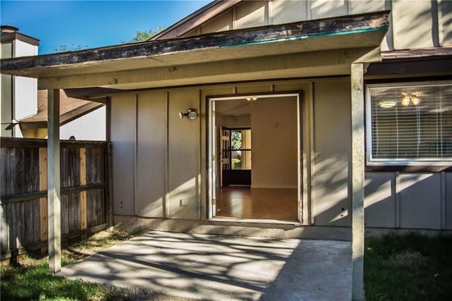 Building Photo - 1423 W Braker Ln