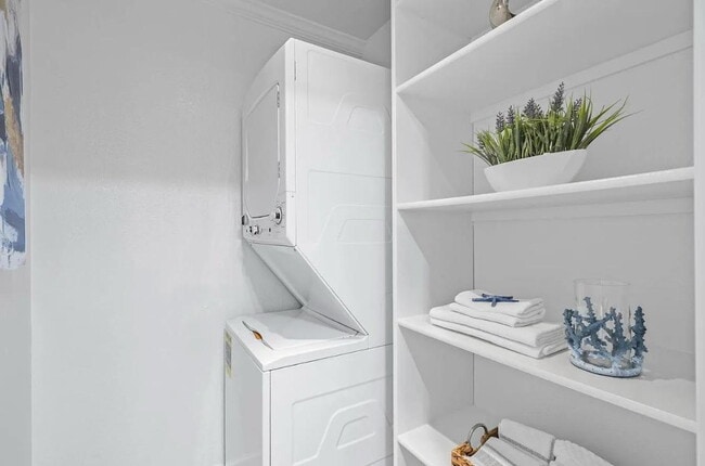 Building Photo - "Chic 1-Bed Waterfront Apartment with Cent...