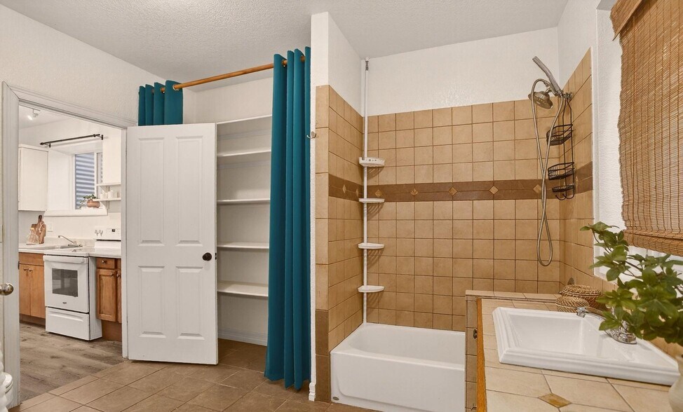 Bathroom - 1509 Pratt St