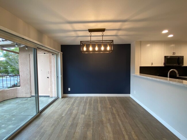 Building Photo - Beautifully Renovated Condo in Rancho Bernardo!