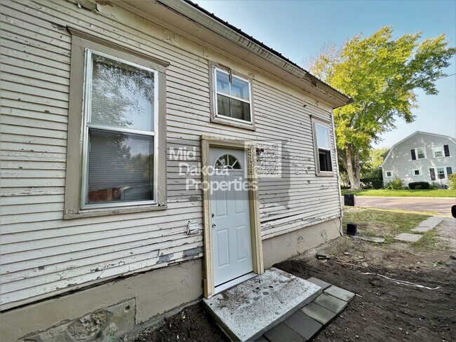 Building Photo - 1200 E 3rd-2 Bedroom house