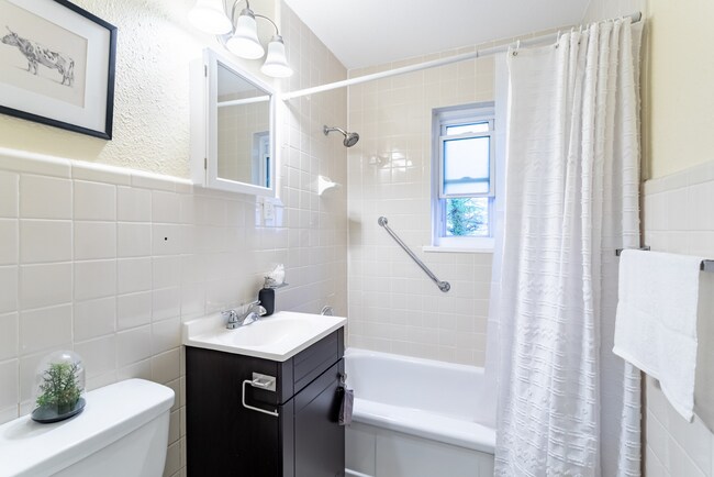 Building Photo - Spacious Updated Unit of Quadplex Availabl...