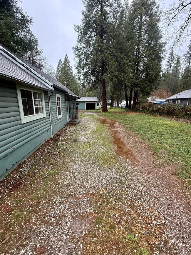 Building Photo - 10886 Pine Hill Dr