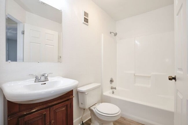 Building Photo - Spacious 3/2 Condo with a Cover Patio Area...