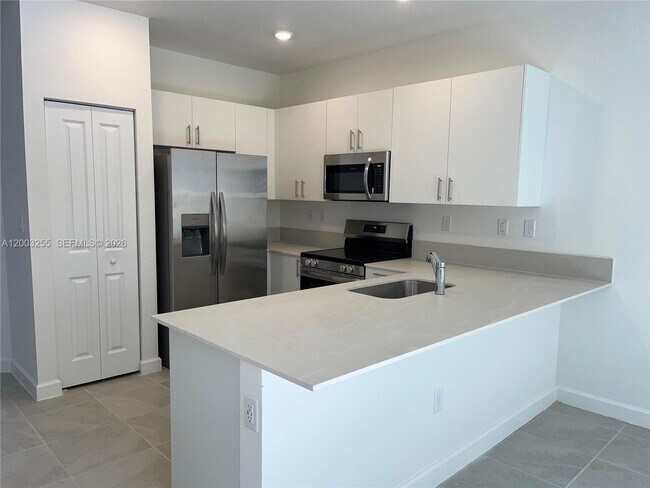 Building Photo - 2679 SE 25th Ter