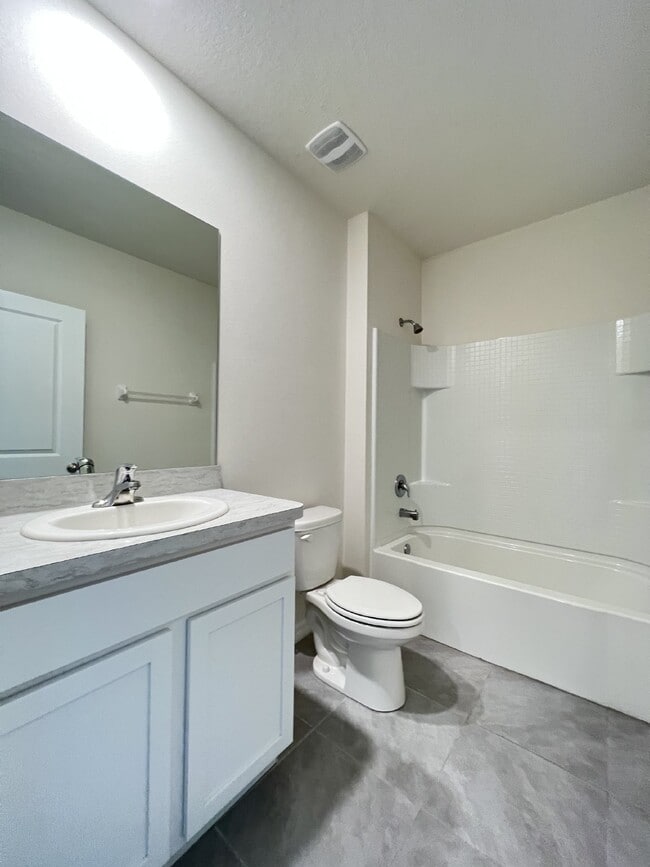 Building Photo - **4 bd/2bath Home available in the exclusive gated community of Lake Diamond!!!