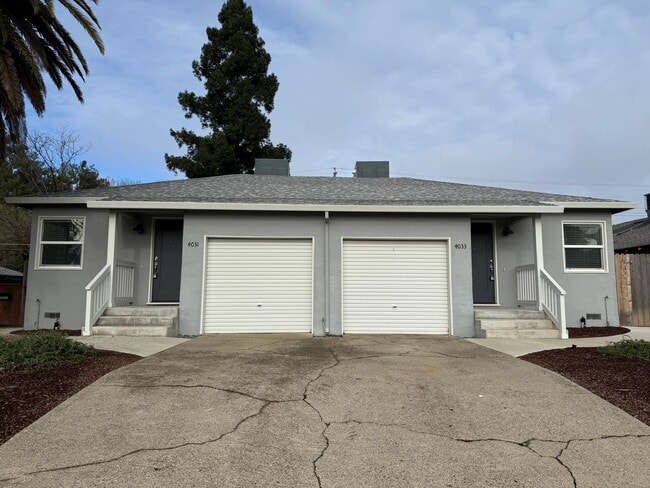 Building Photo - Beautifully Updated 2/2 Duplex - 4033 Miller Way