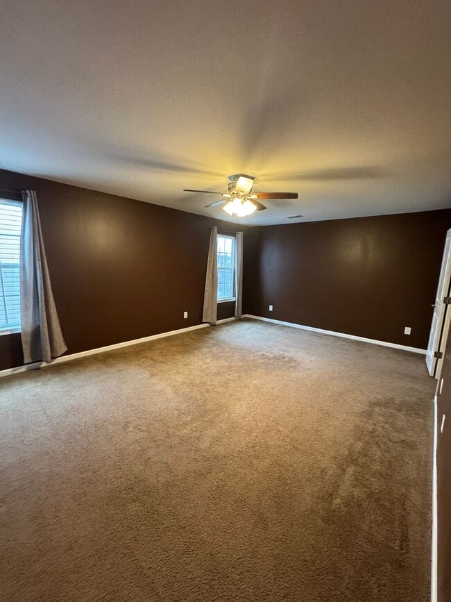 Building Photo - 4 bedroom 2.5 bathroom in Bellevue's Avondale Park neighborhood.  All bedrooms upstairs, open con...