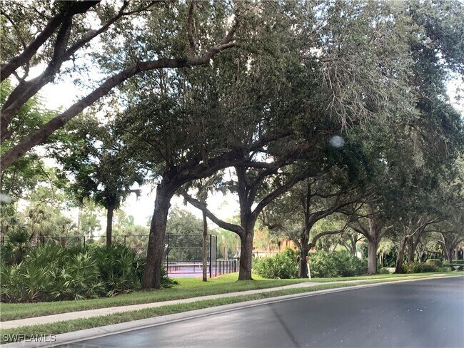 Building Photo - 230 Robin Hood Cir