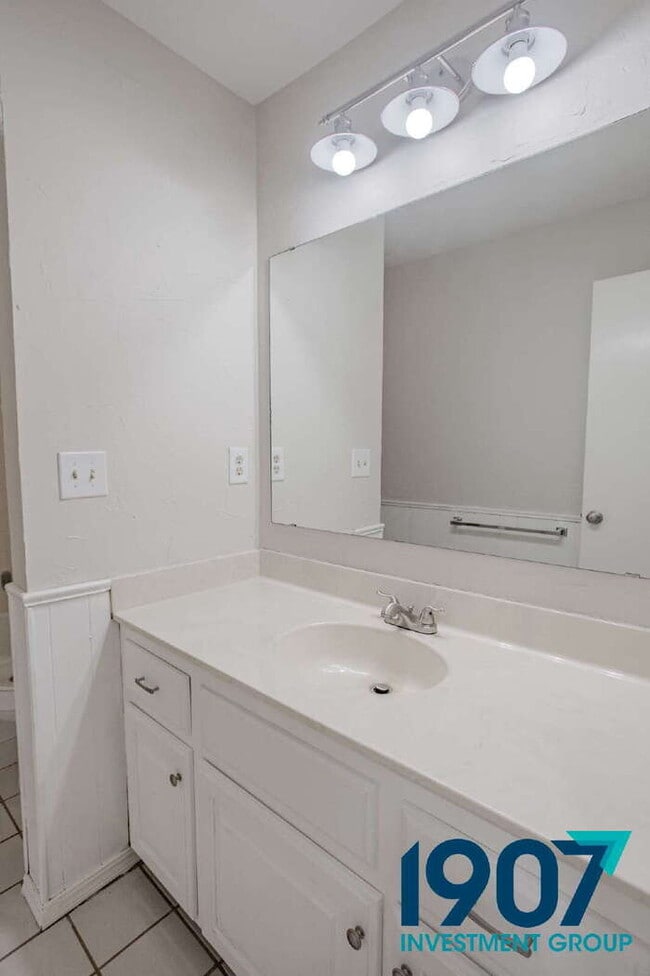 Building Photo - Charming Brick Home with Large Backyard in OKC! - Move In Now & Get 50% Off Your First Month's Rent!