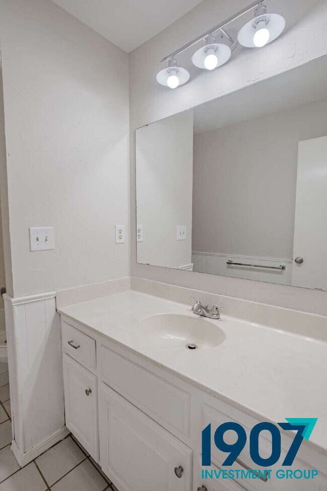 Building Photo - Charming Brick Home with Large Backyard in OKC! - Move In Now & Get 50% Off Your First & Second M...