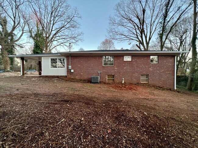 Building Photo - 1101 Enota Cir NE