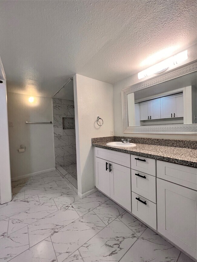 Building Photo - 3005 Walnut Bend Ln