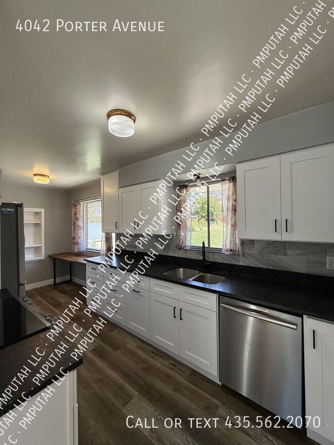 Building Photo - 4042 Porter Ave