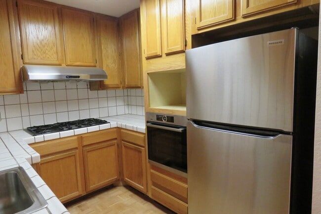 Building Photo - Condo with 2 baths, Parking and Private Pa...