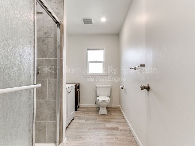 Building Photo - 1812 W Noble Ave