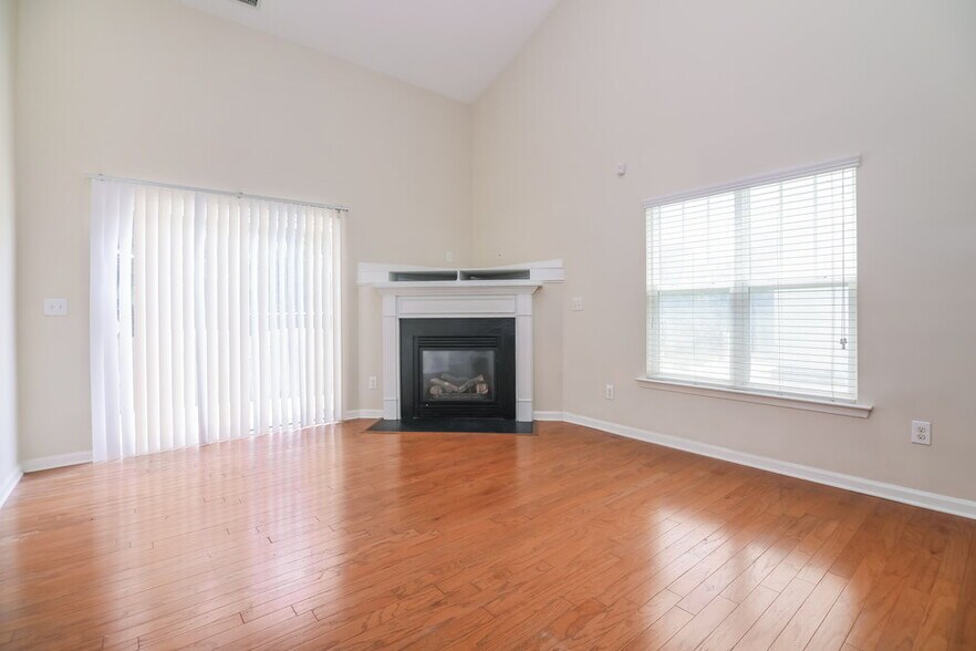 Building Photo - 731 Hunters Ridge Dr